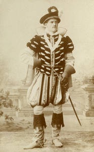 129533 Portret van J.A. van der Mersch, deelnemer aan de maskeradeoptocht ter gelegenheid van het 52e lustrum van de ...